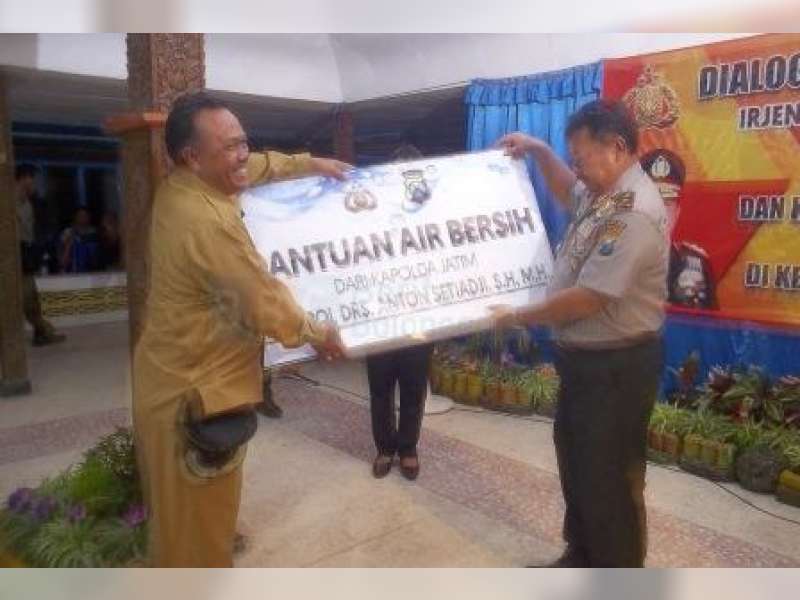 Usai Dialog Interaktif, Kapolda Serahkan Bantuan Air Bersih