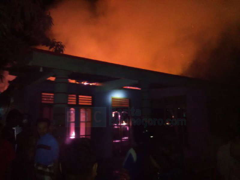 Malam Buta, Api Bakar Dua Rumah di Desa Sumbertlaseh
