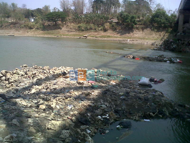 Sudah Banyak Sampah, Jadi Tempat Buang Hajat Pula