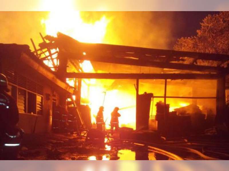 Kebakaran Silih Berganti, Kini Giliran Gudang Kayu Terbakar 