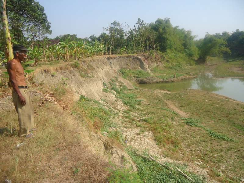 Mbah Dono Menunggu Janji Penanganan Kali Gandong yang Longsor 