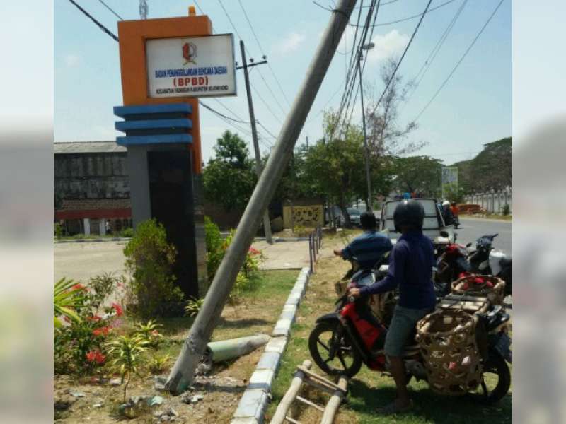 Bus Tabrak Tiang Listrik dan Warung Makan, Kernet Meninggal