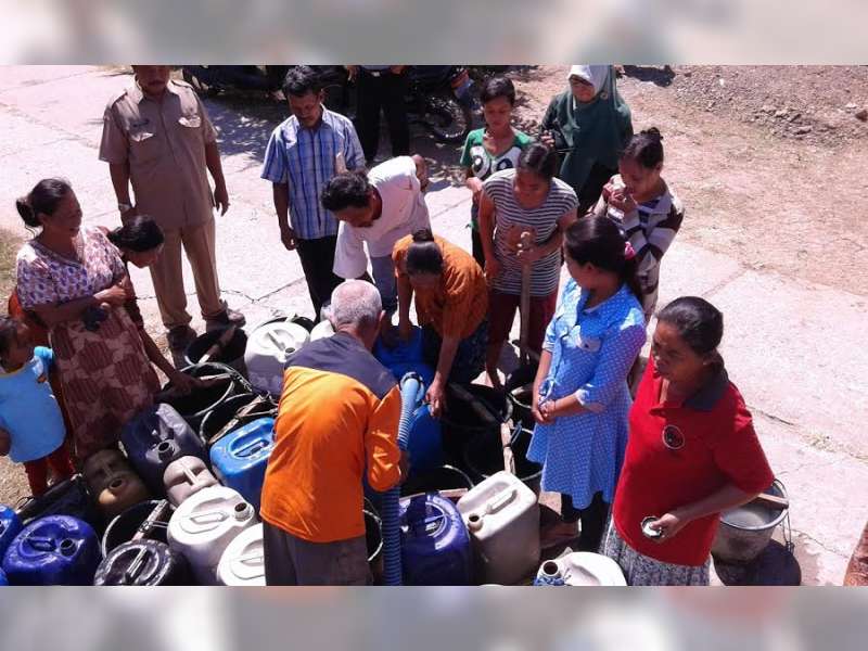 Tempuh Jarak 0,5 Kilometer Demi Air Bersih
