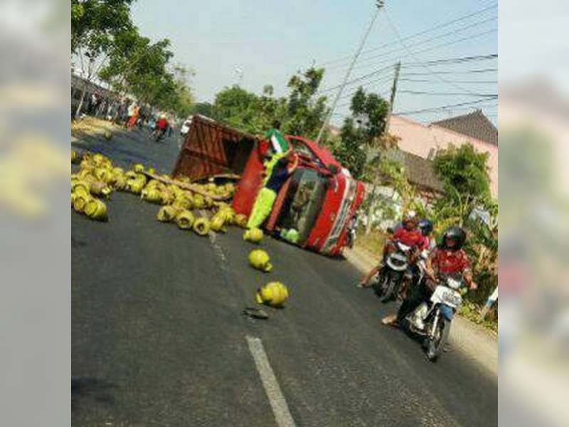 Akibat Ban Kempes, Truk Pengangkut Elpiji Terguling