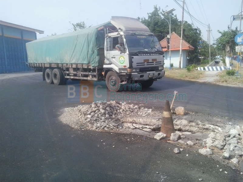 Sopir Truk Keluhkan Lubang di Pintu Masuk Jembatan Timbang Baureno