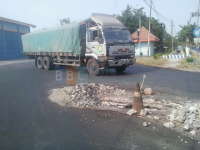 Sopir Truk Keluhkan Lubang di Pintu Masuk Jembatan Timbang Baureno