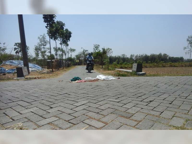 Bungkusan Mori, Kendil, dan Bunga Tujuh Rupa di Tengah Jalan Gegerkan Warga 