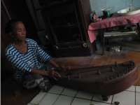 Buta Huruf, Abdikan Diri untuk Siter dan Nyinden