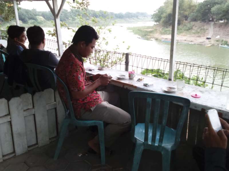 Menikmati Secangkir Kopi di Tepian Bengawan Solo 