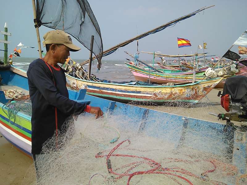 Ceceran Minyak Menggenang di Laut Tuban, Nelayan Kesulitan Tangkap Ikan 