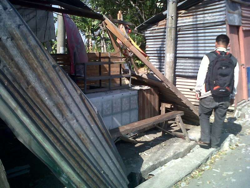 Rem Blong, Truk Hantam Warung Kopi