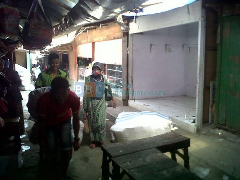 Pedagang Pasar Kalitidu Mulai Boyongan