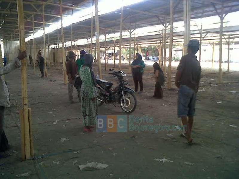 Pedagang Pasar Kalitidu Masih Bingung Mencari Lapak di TPS