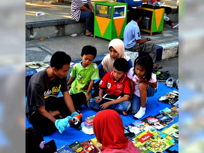 Dulu Ngamen, Kini Lewat Cerita Boneka Ajak Anak Membaca