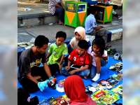 Dulu Ngamen, Kini Lewat Cerita Boneka Ajak Anak Membaca