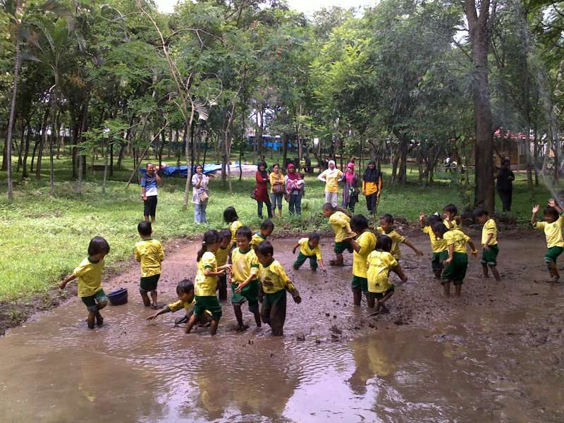Jangan Pisahkan Anak dengan Lingkungan