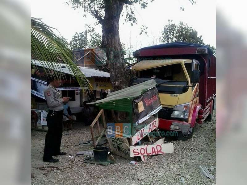 Ngantuk, Sopir Truk Tabrak Pohon Sono