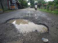 Jalan Poros Kecamatan di Bojonegoro Banyak yang Rusak Parah 
