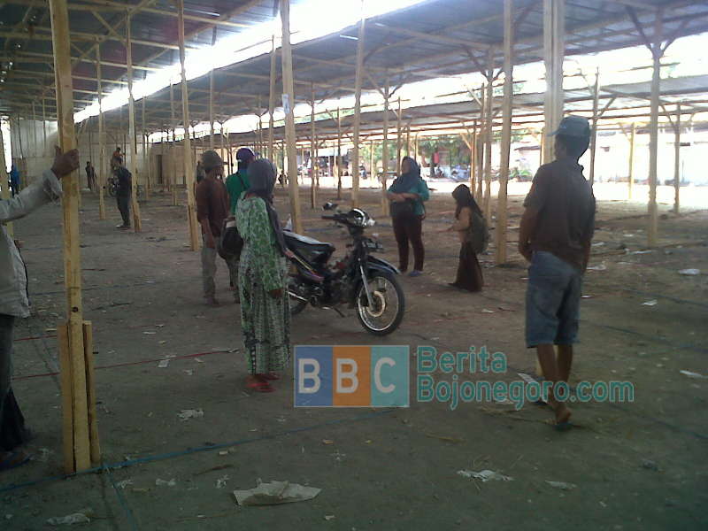 Sejumlah Pedagang Pasar Kalitidu Belum Bisa Berjualan di TPS