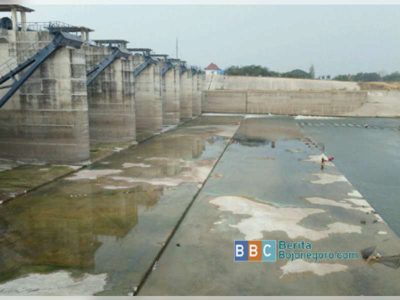 Debit Air Bengawan Kecil, Pintu Dibuka Satu