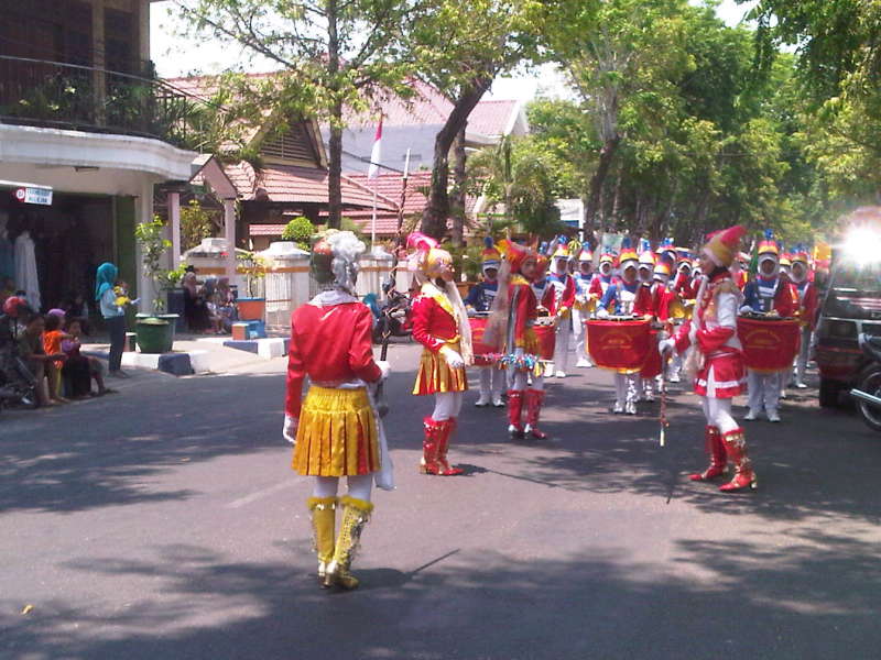 Kirab Drum Band Ramaikan Jalanan Kota Bojonegoro