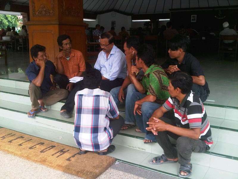 Naik Sepeda Motor, Warga Dusun Kunir Mengadu ke Pemkab Soal Jaringan Listrik 