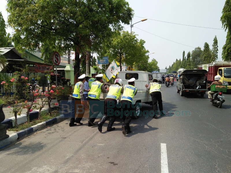 Polisi Dorong Mobil Mogok