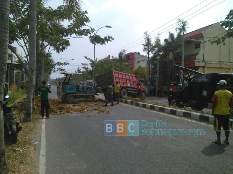 Dump Truk Terguling di Jalan Veteran