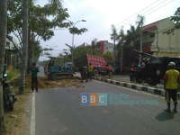Dump Truk Terguling di Jalan Veteran
