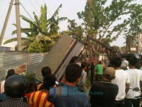 Hindari Motor, Mobil Pikap Nyungsep ke Parit