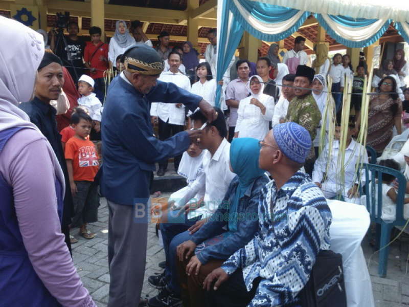 49 Orang Diruwat, Berharap Mudah Rezeki dan Jodoh