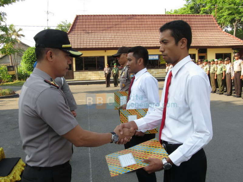 Tangkap Pelaku Curanmor, Tiga Polisi Kalitidu Dapat Penghargaan