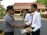 Tangkap Pelaku Curanmor, Tiga Polisi Kalitidu Dapat Penghargaan