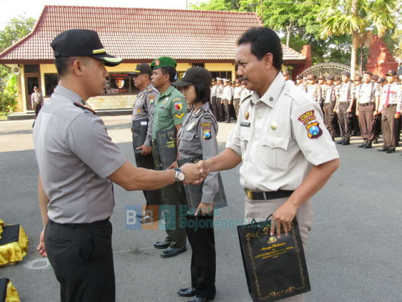 Ulang Tahun, 35 Polisi dan 15 TNI dapat Bingkisan dari Polres