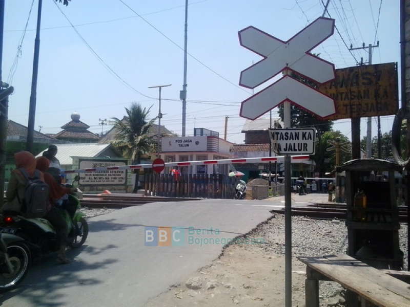 Penjaga Jalan Lintasan Bekerja, Pelintas Rel Mengaku Lega