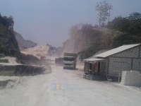 Penyiraman Tak Sesuai Kesepakatan, Debu Pun Tebal Mengepul