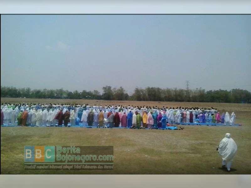 Ratusan Warga  Gelar Salat Istisqa di Kedaton (Kapas)