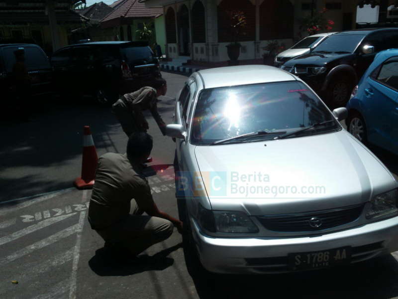 Salah Parkir, Ban Mobil Digembosi