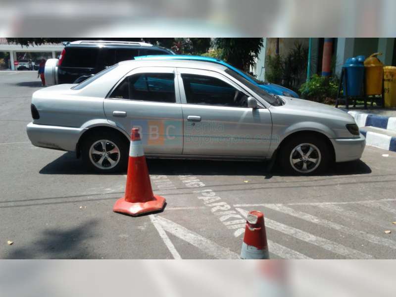 Satpol PP Gembosi Ban Mobil Salah Parkir