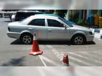 Satpol PP Gembosi Ban Mobil Salah Parkir