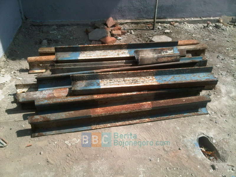 Dishub Cabuti Tiang Rel di Tiga Jalan Lintasan KA