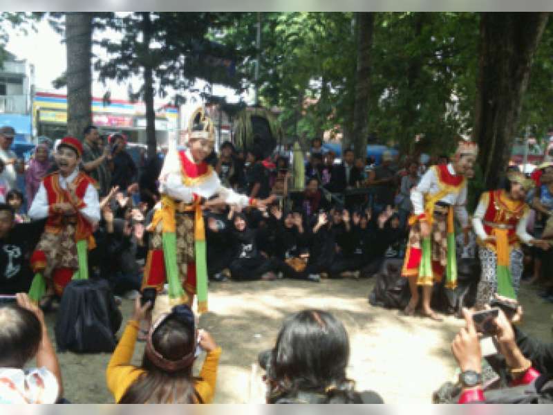 Sandur Meriahkan Pemindahan Mbah Balok di Alun-Alun