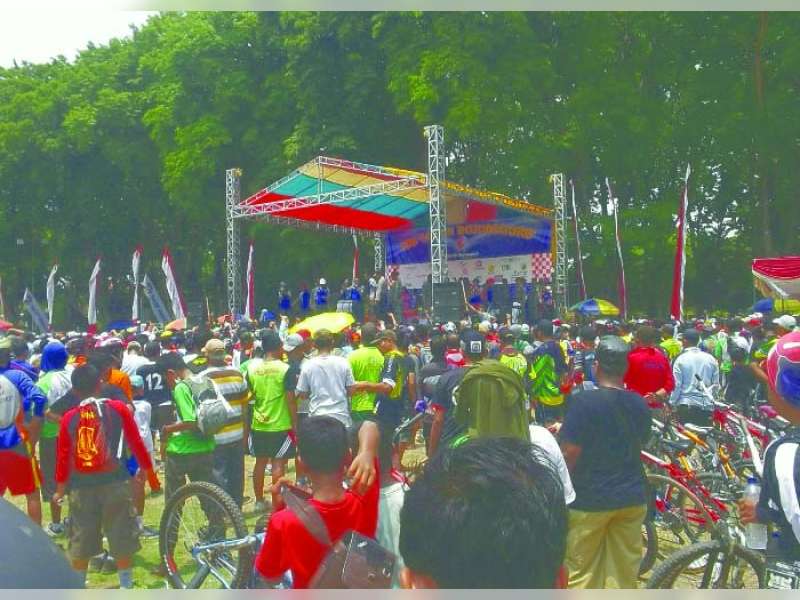 9000 Peserta Meriahkan Fun Bike Tour de Bojonegoro 2015