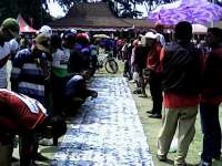 Gelar Lapak Dadakan di Alun-Alun, Dikerubuti Peserta Fun Bike