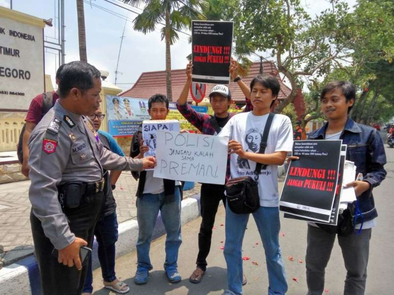 AJI Bojonegoro Gelar Aksi Solidaritas di depan Mapolres 