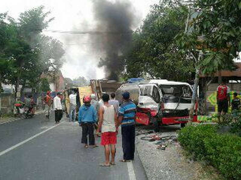 Truk Tangki vs Truk, Satu Sopir Kepalanya Benjol