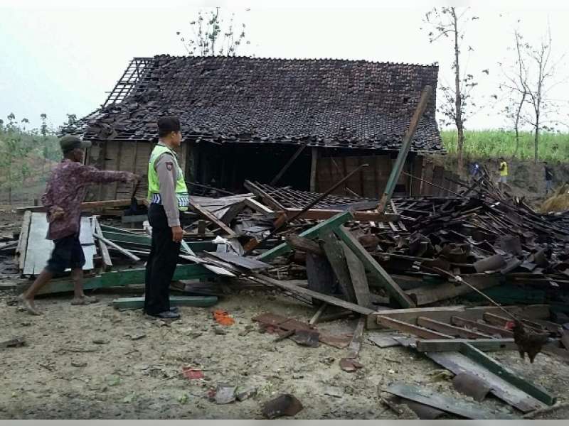 Puting Beliung Robohkan Beberapa Rumah dan Pohon