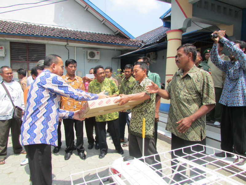 Pemkab Bojonegoro Bagikan Bantuan 35 Unit Transplanter