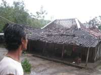 Disapu Angin, Ratusan Genteng Rumah Warga Sugihwaras Berjatuhan