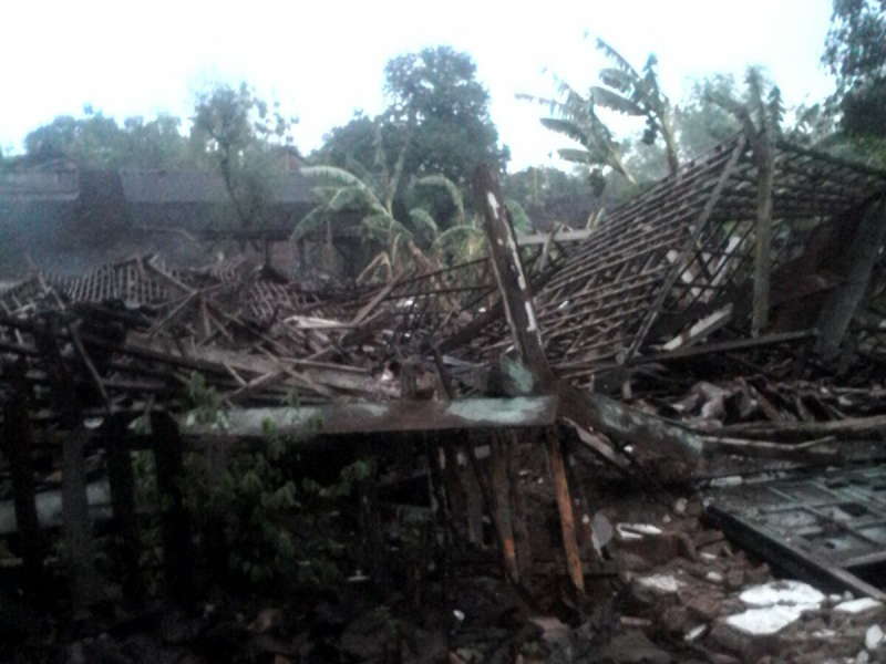 Angin Kencang, Satu Rumah di Atas Angin Roboh